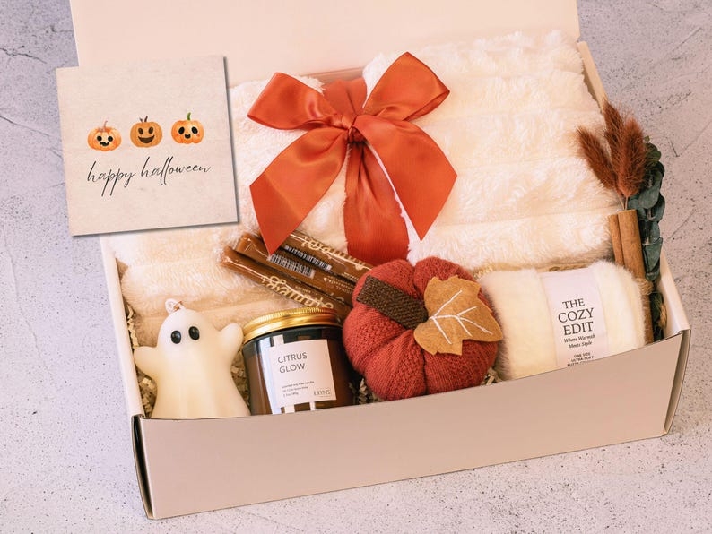 Halloween Boo Box for Her – Pumpkin Light Cozy Gift Set A fall-themed Halloween gift box with cozy charm, pumpkin decor, and self-care treats—perfect for surprising her with seasonal joy.