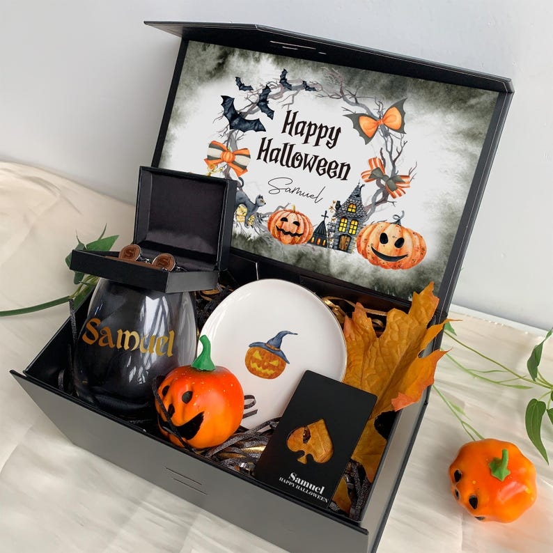  Luxury Spooky Groom Gift Box – Personalized Halloween Set A premium, Halloween-themed groom gift box tailored for spooky-season weddings—featuring elegant, masculine details with a seasonal twist.