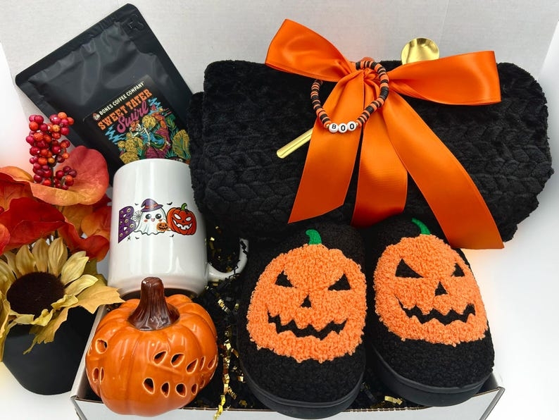 Halloween Gift Box – Cozy Blanket & Themed Mug for Students