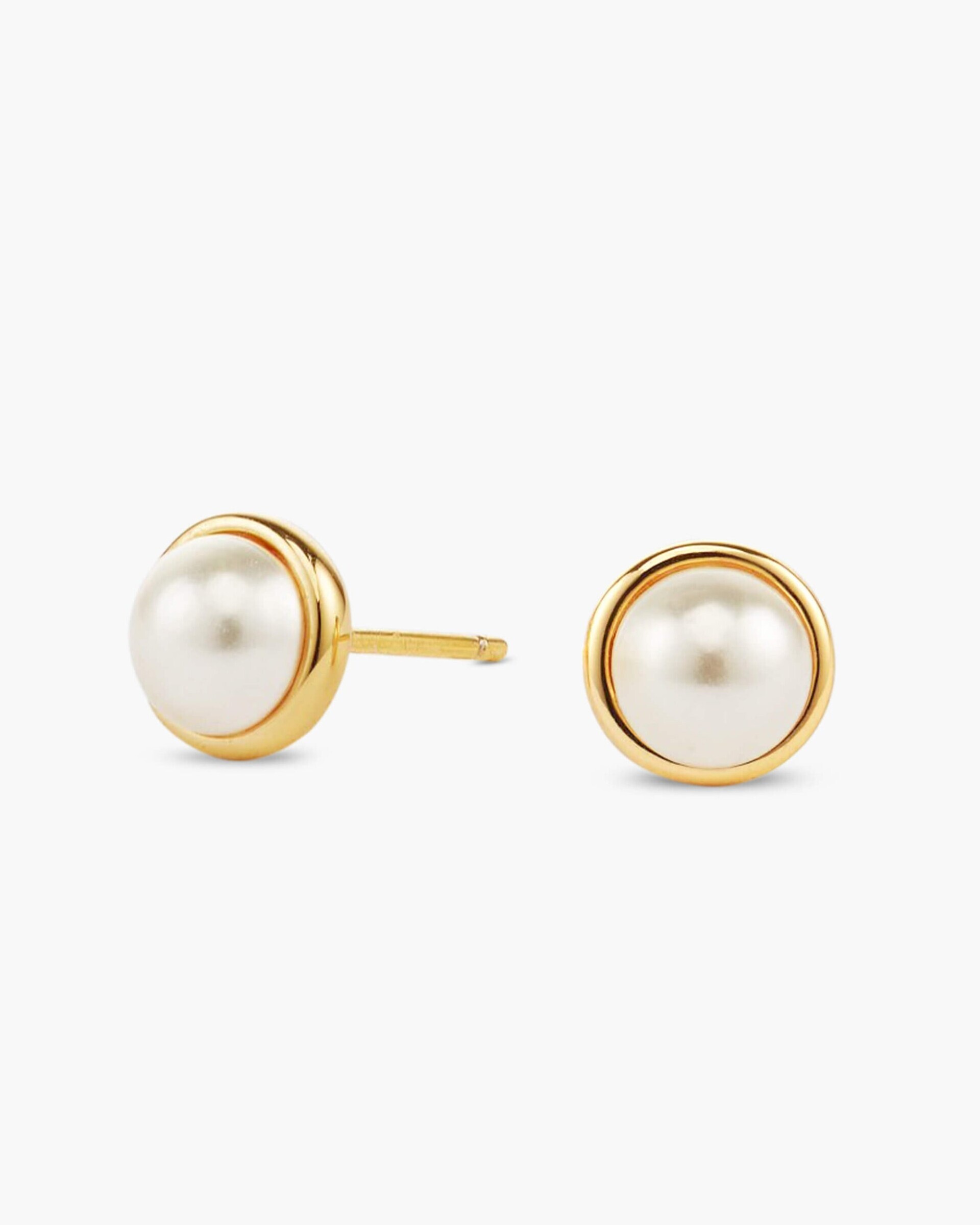 Top 10 Must-Have Women's Accessories for 2025