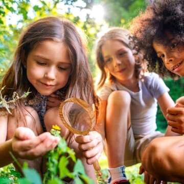 NANAOUS Magnifying Glass for Kids 10X 75 mm, Vintage Handheld Reading Hobbie Shatterproof Magnifying Lens for Book Lovers Seniors Scientists Inspection Insects