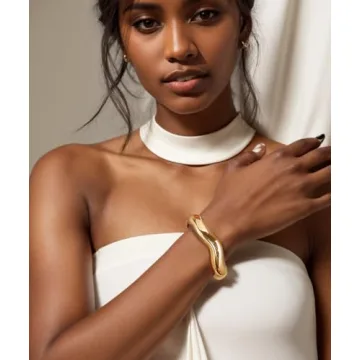 Elegant Joya Love Adjustable Gold Bangle Bracelet