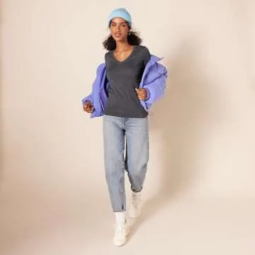 Amazon Essentials Women's Classic Lightweight V-Neck Sweater