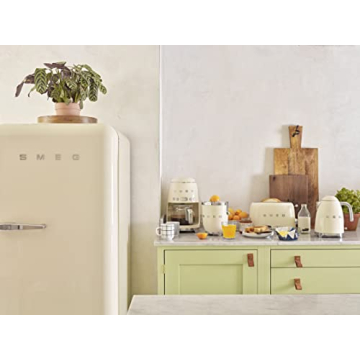 Stylish Smeg Citrus Juicer - Fresh Juice Made Easy