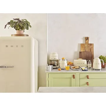 Stylish Smeg Citrus Juicer - Fresh Juice Made Easy