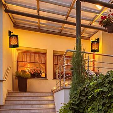 Solar Lantern Outdoor Waterproof, Flickering Flame Hanging Solar Lanterns Lights Retro Led Night Lights Dusk to Dawn Auto On/Off for Garden Porch Patio Deck Balcony Yard Pathway, 2 Pack