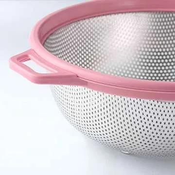 HiramWare Stainless Steel Colander With Handle and Legs, Large Metal Pink Strainer for Pasta, Spaghetti, Berry, Veggies, Fruits, Noodles, Salads, 5-quart 10.5” Kitchen Mesh Colander, Dishwasher Safe