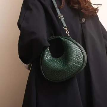 Casual Shoulder Bag: Lightweight, Stylish, Versatile