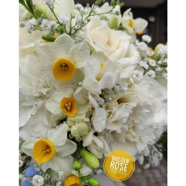 دسته‌گل عروس سفید با فریزیا و نرگس