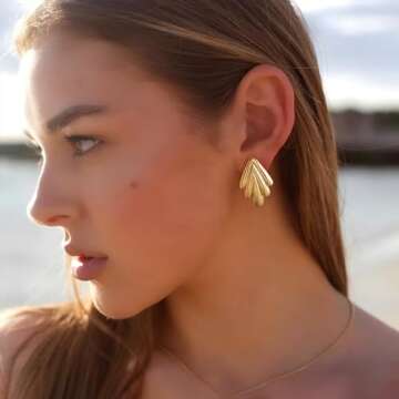 MUYAN Gold Ribbed Vintage Stud Earrings - Elegant Statement Jewelry