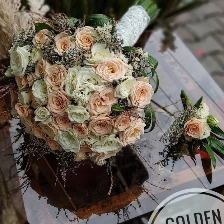 دسته گل عروس رز مینیاتوری سفید و گلبهی