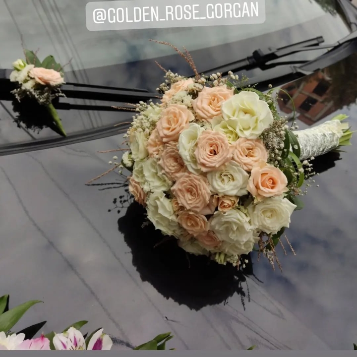 دسته گل عروس رز مینیاتوری سفید و گلبهی