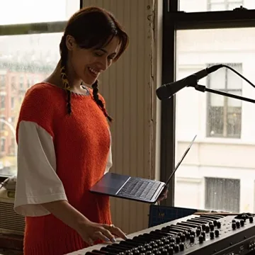 Apple MacBook Air M2: Lightweight Powerhouse with Stunning Display