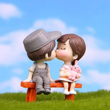 Miniature Couple Figurines - Boy & Girl Kiss Dolls