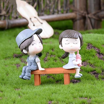 Miniature Couple Figurines - Boy & Girl Kiss Dolls