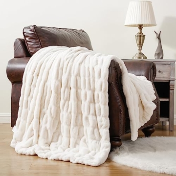 Luxurious Cream Faux Fur Throw Blanket for Ultimate Comfort