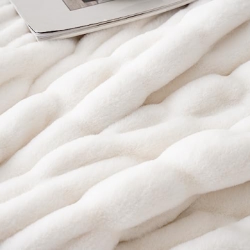 Luxurious Cream Faux Fur Throw Blanket for Ultimate Comfort