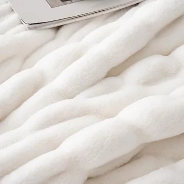Luxurious Cream Faux Fur Throw Blanket for Ultimate Comfort