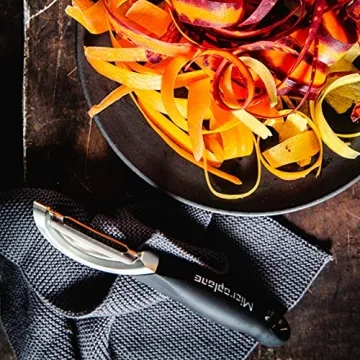 Microplane Stainless Steel Professional Swivel Peeler, Sharp Blade for Effortless Peeling of Hard Fruits and Vegetables, Kitchen Peeler for Home Cooks and Professional Chefs