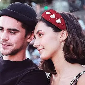 HIFANMM Valentines Day Headbands Pink Knotted Heart Hair Bands for Women Girls, Pearls Rhinestone Hearts Hair Accessories Non Slip Wide Top Knot Fashion Hair Decoration Party Supplies Hair Hoop 1Pcs