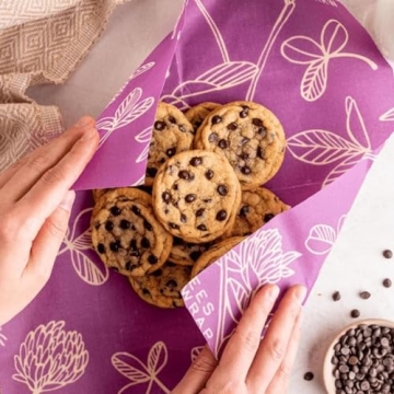 Bee's Wrap Reusable Beeswax Food Wraps Made in the USA, Eco Friendly Beeswax Wraps for Food, Sustainable Food Storage Containers, Organic Cotton Food Wraps, Assorted 3 Pack (S, M, L), Clover