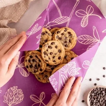 Bee's Wrap Reusable Beeswax Food Wraps Made in the USA, Eco Friendly Beeswax Wraps for Food, Sustainable Food Storage Containers, Organic Cotton Food Wraps, Assorted 3 Pack (S, M, L), Clover