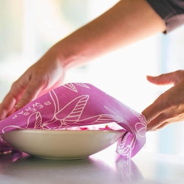 Bee's Wrap Reusable Beeswax Food Wraps Made in the USA, Eco Friendly Beeswax Wraps for Food, Sustainable Food Storage Containers, Organic Cotton Food Wraps, Assorted 3 Pack (S, M, L), Clover