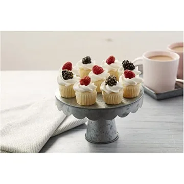 Wilton Edible Gold Glitter Spray for Stellar Cake Decorating