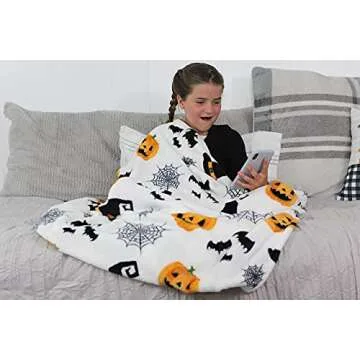 Halloween Fleece Throw Blanket: Spider Webs Witch's Hat Black Bats and Decorated Pumpkins Print on Soft Warm Flannel