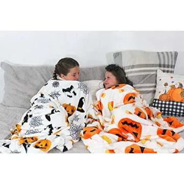 Halloween Fleece Throw Blanket: Spider Webs Witch's Hat Black Bats and Decorated Pumpkins Print on Soft Warm Flannel