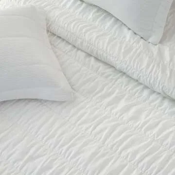 Great Bay Home Textured Spandex Full/Queen Quilt Set Includes Shams. White Heavyweight Bedspread, All-Season Coverlet Bedding Set. Luxurious Warm Bedding Set
