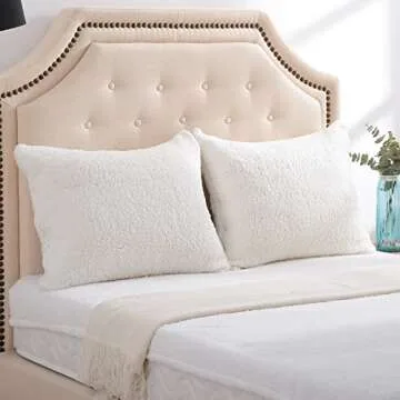 Reafort Ultra Soft Sherpa Pillowcases Pillow Covers Standard Size 20"x26" Pack of 2 with Zipper Closure (Cream, 20”x26” Standard Sham)