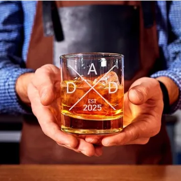 CARVELITA Dad Est 2025 Whiskey Glass - Pregnancy Announcements For Dad - 11oz Old Fashioned Bourbon Rocks Glass For Expecting Father - Dad To Be Gifts - Funny New Dad Gifts - First Time Dad Gifts