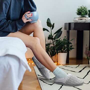 Amazon Essentials Women's Warm Cushioned Slippers for Indoor/Outdoor Grey, Size 8