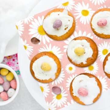 JarThenaAMCS 150Pcs Daisy Pink Wax Paper Spring Flower Deli Paper Pastel Floral Sandwich Wrap Paper Tissue Waterproof Oil-Proof Picnic Liners for Party Kitchen Supplies, 9.8 x 8.3 Inch