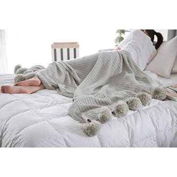 Fomoom Cozy Pom Pom Throw Blanket - Soft & Stylish