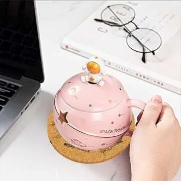 Yalucky Kawaii Astronaut Cup Space Embossed Planet Mug, Cute Ceramic Coffee Mug, Novelty Mug with Lid and Spoon for Coffee, Tea, Milk, Aesthetic Room Decor Funny Gift for Girl Boy Women((Pink)