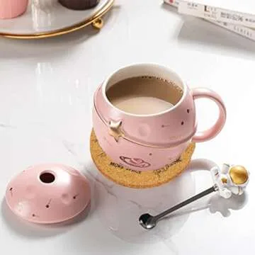 Yalucky Kawaii Astronaut Cup Space Embossed Planet Mug, Cute Ceramic Coffee Mug, Novelty Mug with Lid and Spoon for Coffee, Tea, Milk, Aesthetic Room Decor Funny Gift for Girl Boy Women((Pink)