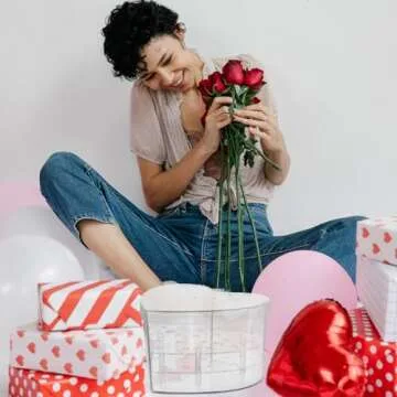 HOLIDYOYO Clear Acrylic Vase Heart Shaped Box with 19 Holes Floral Decorative Centerpiece Rose Pots Stand for Wedding Valentines Day Dining Table Home Decoration