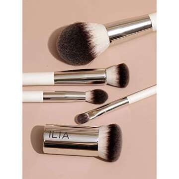 ILIA - Finishing Powder Brush | Non-Toxic, Vegan, Cruelty-Free, Blending With White Wood Handle + Soft, Synthetic Bristles