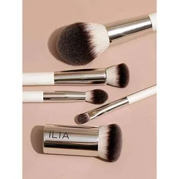 ILIA - Finishing Powder Brush | Non-Toxic, Vegan, Cruelty-Free, Blending With White Wood Handle + Soft, Synthetic Bristles