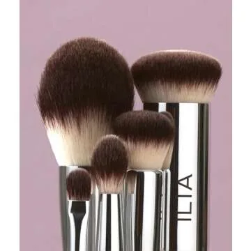 ILIA - Finishing Powder Brush | Non-Toxic, Vegan, Cruelty-Free, Blending With White Wood Handle + Soft, Synthetic Bristles
