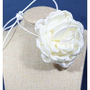 Elegant Qiuseadu Off-White Flower Choker Necklace for Stylish Looks
