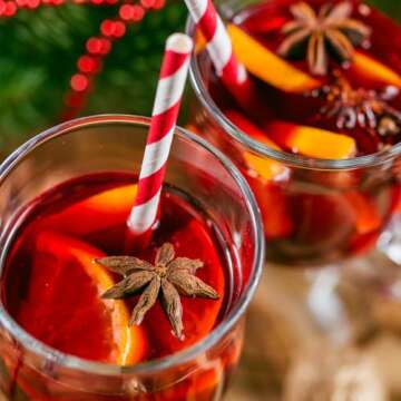 PakTalk [100 Pack]Red Straws, Disposable Red and White Straws Biodegradable Red Paper Striped Straws for Cocktail, Milkshake, Coffee, Lemonade (0.24" x 7.75", Red)