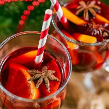 PakTalk [100 Pack]Red Straws, Disposable Red and White Straws Biodegradable Red Paper Striped Straws for Cocktail, Milkshake, Coffee, Lemonade (0.24" x 7.75", Red)