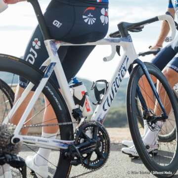 Elite Vico Carbon Cage (Matte Black, Black Graphic) – Ultra-Lightweight Italian Carbon Fiber Bottle Cage