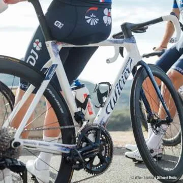 Elite Vico Carbon Cage (Matte Black, Black Graphic) – Ultra-Lightweight Italian Carbon Fiber Bottle Cage