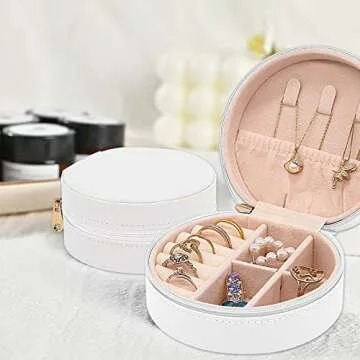 Soddeph Travel Jewelry Box, Mini Portable Organizer Travel Case with Zipper, Faux PU Leather Small Storage Boxes for Rings, Earrings, Necklaces, Bracelets, Gift for Women Girls (Round-White)