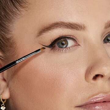 Sigma Beauty Professional E06 Eye Liner Brush – Fine Angled Eyeliner Brush with Pointed Tip for Meticulously Applying Gel and Liquid Eyeliner, For Cat Eyeliner & Winged Liner (1 Brush)