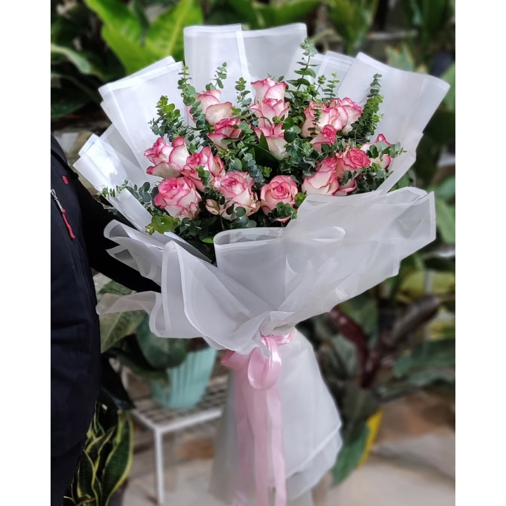 دسته‌گل خواستگاری بله‌بُرو با رز جومیلیا و اکالیپتوس